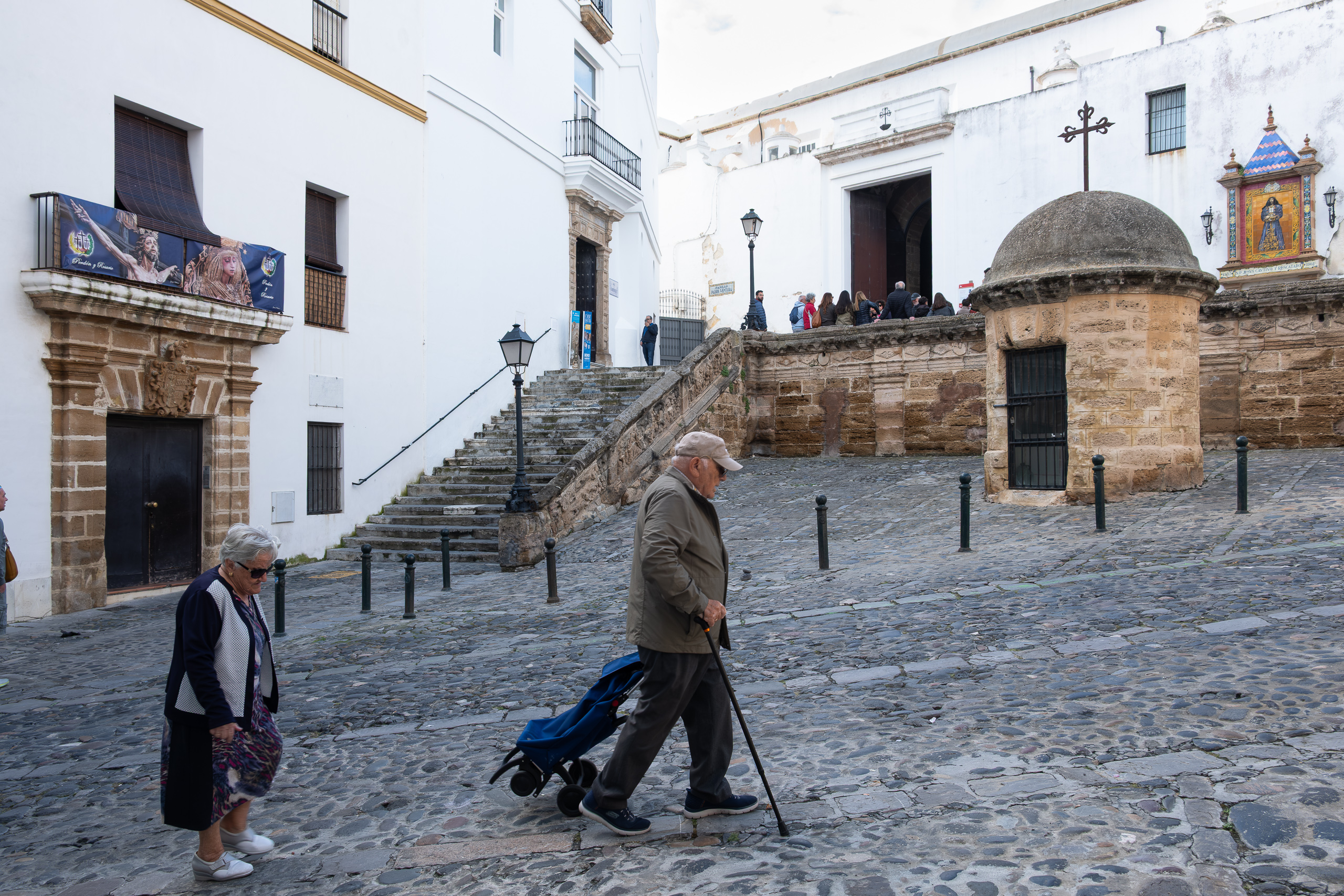 Platz in der Altstadt von Cádiz mit Kirchentreppe